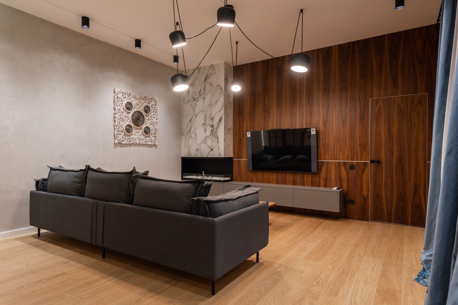 Sala de estar com painel de madeira e rack planejado