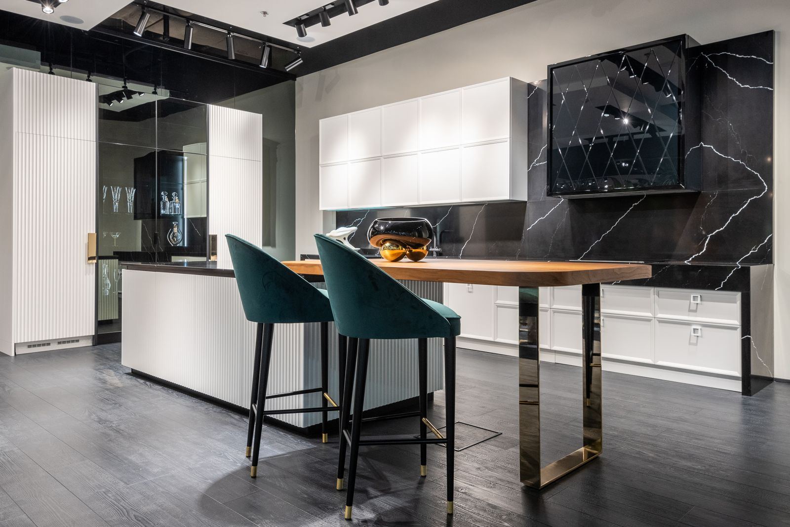 Cozinha planejada com bancada e banquetas
