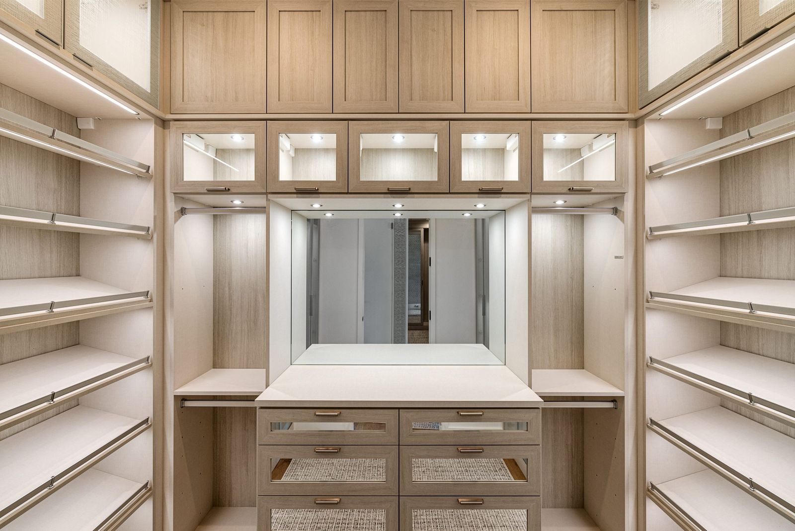 Closet planejado com nichos iluminados
